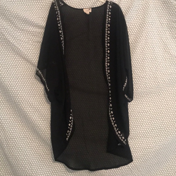 black shawl with aztec pattern in white - Picture 2 of 3